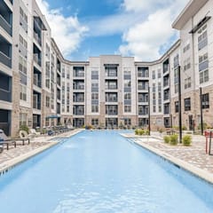 Birmingham Luxury: 2BR Apartment w/ Pool & Gym