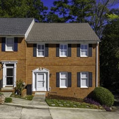 Executive 3-Bed Townhouse w/ 2-Car Garage