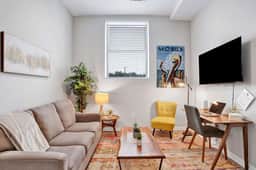Beautiful 1 BR Renovated Apt in downtown - Image 2