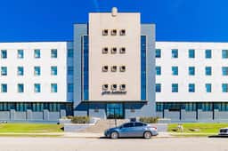 City Center Apartment - Free Parking & Great Views - Image 2
