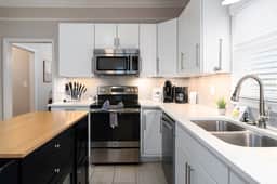 Executive 3-Bed Townhouse w/ 2-Car Garage - Image 4