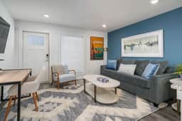 Highland Park Apt w/ Skyline Views + Parking - Image 2