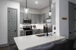 Luxury Apartment: Pool, Near Grandview Medical - Image 5