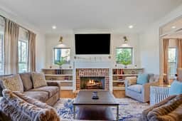 Stylish 4BR near Avondale Restaurants | Sleeps 10 - Image 2