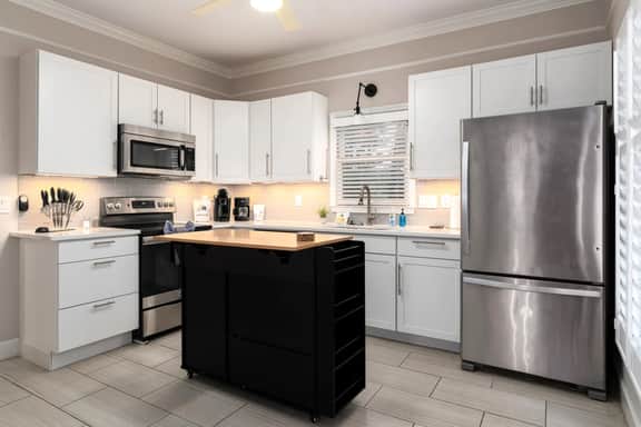 Executive 3-Bed Townhouse w/ 2-Car Garage - Image 3