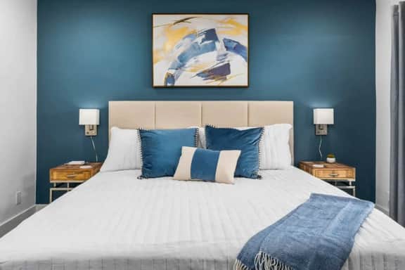 Highland Park Apt w/ Skyline Views + Parking - Image 3