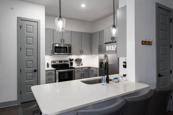 Luxury Apartment: Pool, Near Grandview Medical - Image 5