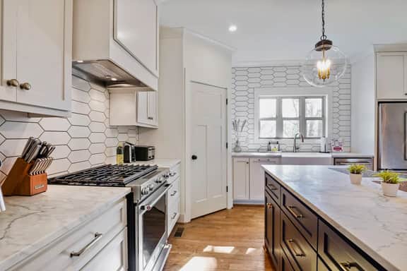 Stylish 4BR near Avondale Restaurants | Sleeps 10 - Image 3
