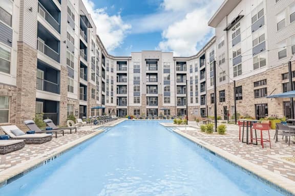 Birmingham Luxury: 2BR Apartment w/ Pool & Gym - Image 1