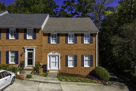 Executive 3-Bed Townhouse w/ 2-Car Garage - Image 1