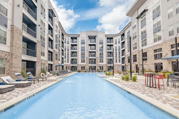 Grandview Apartment: Shops, Restaurants Nearby! - Image 1