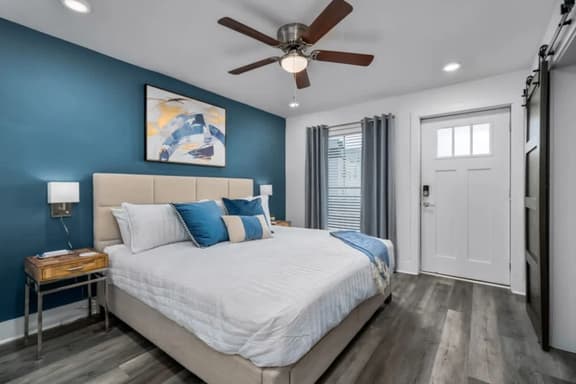 Highland Park Apt w/ Skyline Views + Parking - Image 1