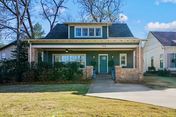 Stylish 4BR near Avondale Restaurants | Sleeps 10 - Image 1